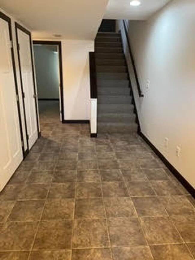 Building Photo - 467 Sparrow Way