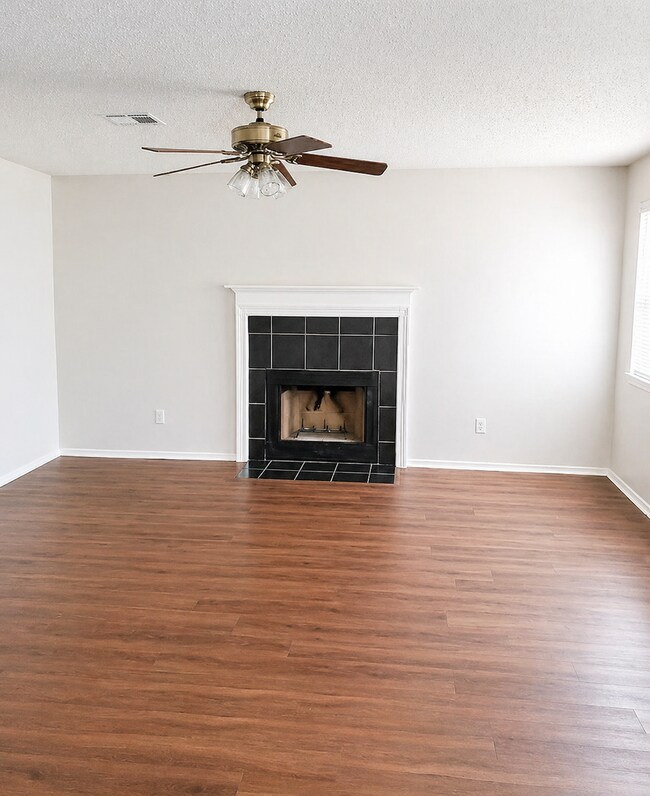 Foto del edificio - AVAILABLE MID JUNE; APPLY TODAY ON OUR WEBSITE!!!