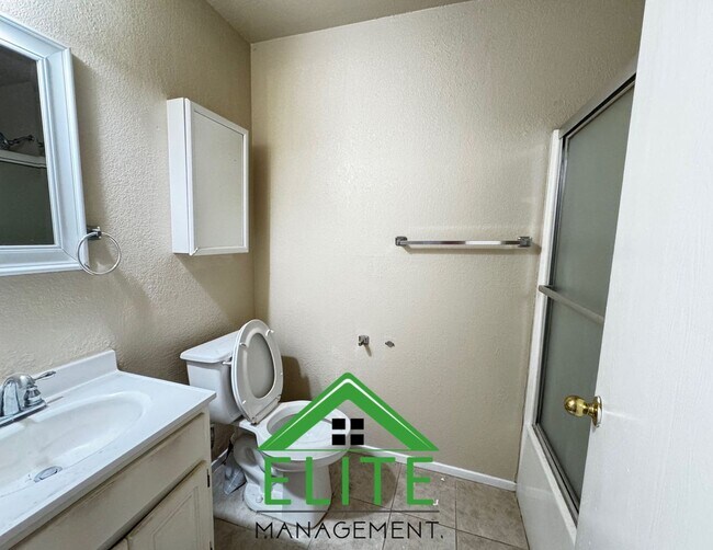 Foto del edificio - **Spacious 3-Bedroom Condo with 2-Car Gara...