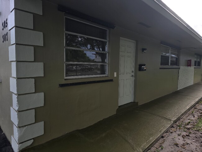 Building Photo - 305 N 61st Ave