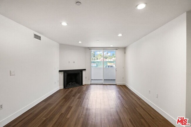 Building Photo - 833 Edinburgh Ave