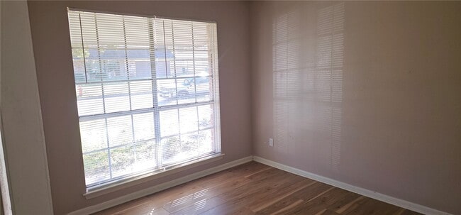 Building Photo - 2114 Yorktown Ct N