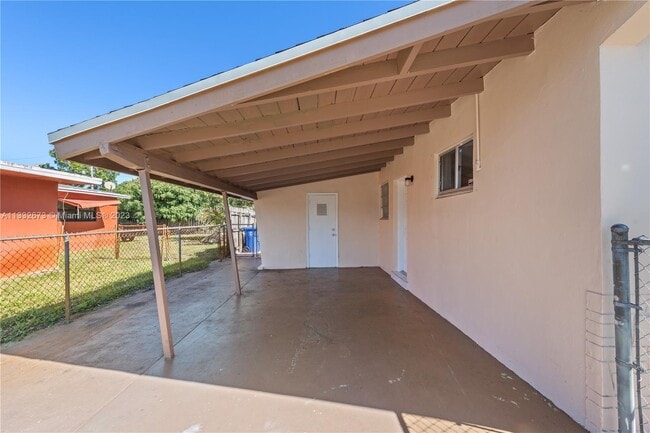 Building Photo - 128 SW 24th Ave