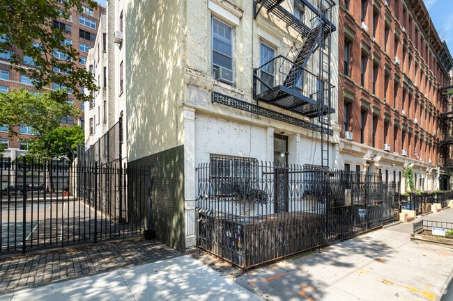 Building Photo - 320 W 17th St
