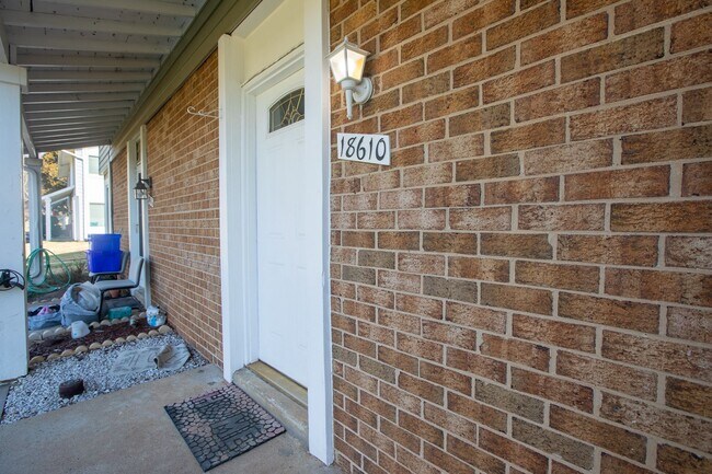 Building Photo - Beautiful 3 BR/1.5 BA EOG Townhome in Germ...