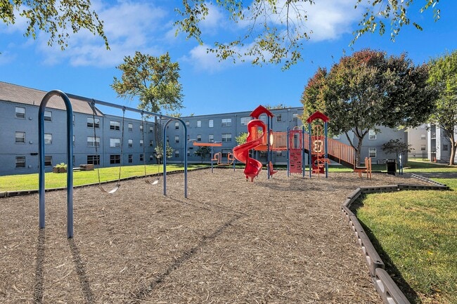 Building Photo - Brookland Manor