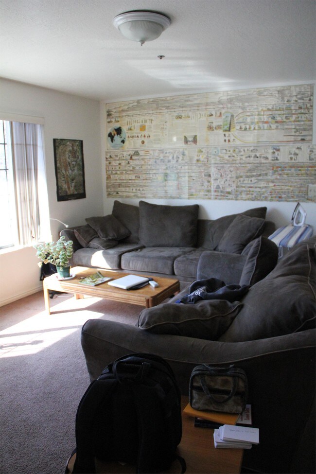 Building Photo - 585 N 400 E