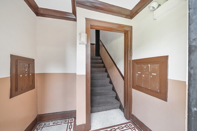 Building Photo - 7615 S Kingston Ave