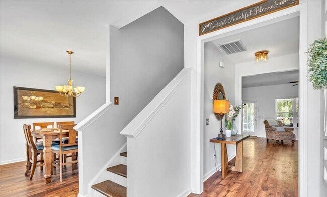 Foto del edificio - Available 7/10!!!