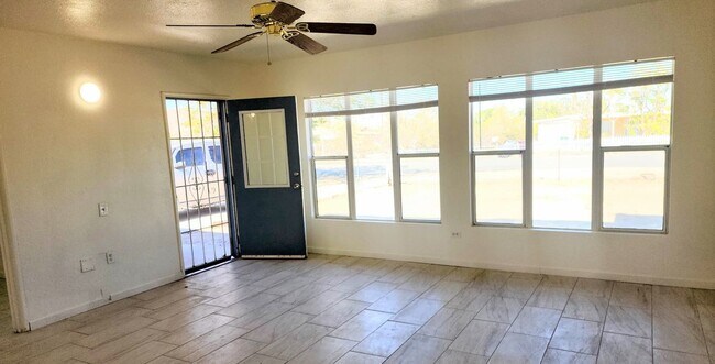 Foto del edificio - 7064 Tamarisk Ave