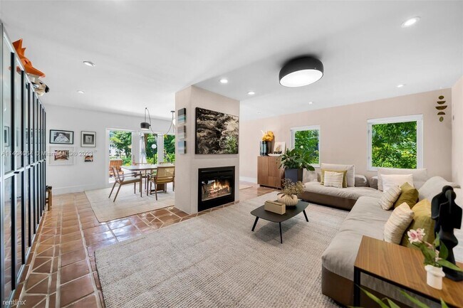 Foto del edificio - 4 br, 3.5 bath House - 144 E Sunrise Ave