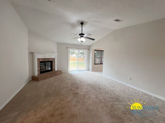 Building Photo - Lovely 3 Bedroom Home in Crestview South of I-10!