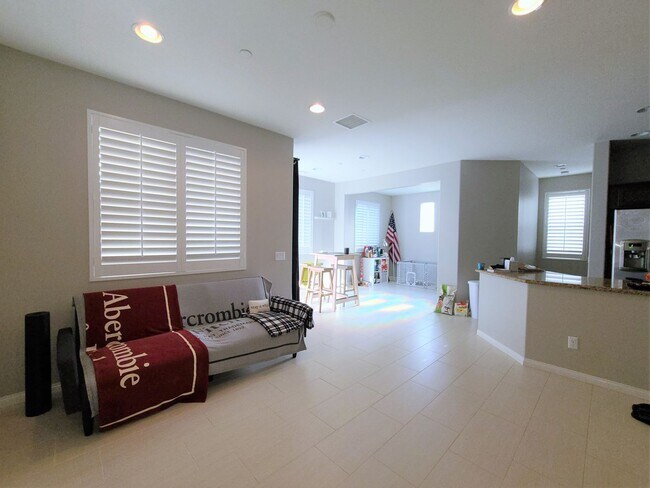 Building Photo - Spacious Oceanside Townhome in Gated Commu...