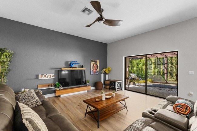 Foto del edificio - Lake Jovita Home for Rent