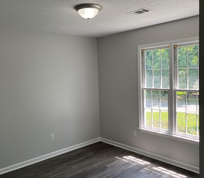 Building Photo - 121 Kenton Dr