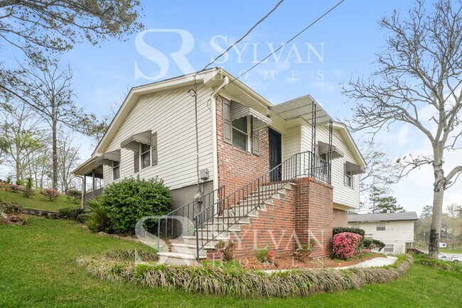 Foto del edificio - Prepare to fall in love with this 4 bedroom, 2 bathroom home