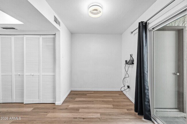 Foto del edificio - 6820 S Snyder Ln