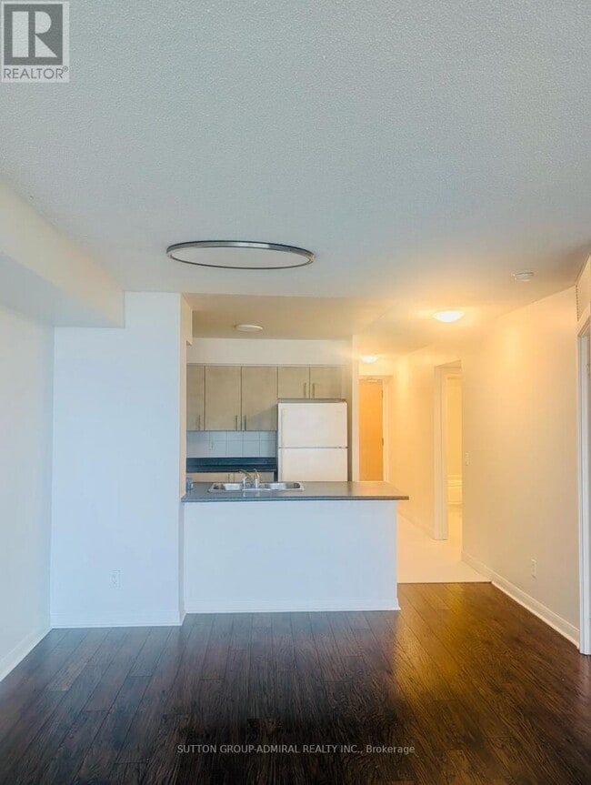 Building Photo - 4968 Yonge St