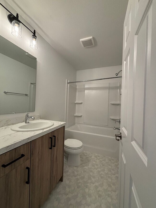 Foto del edificio - 3 Bed 3 Bath Townhome