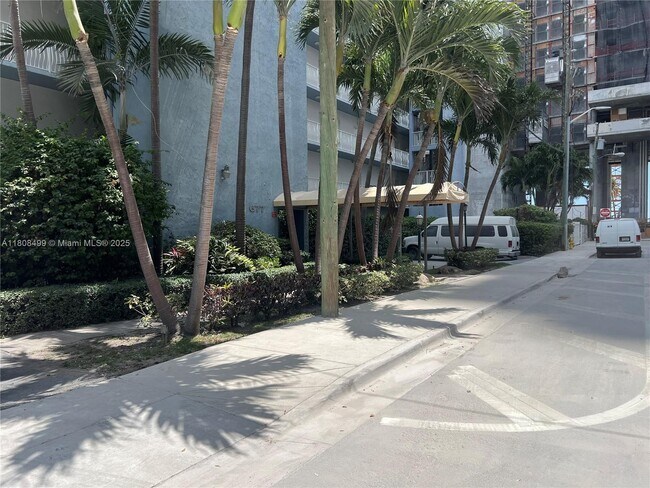 Foto del edificio - 677 NE 24th St