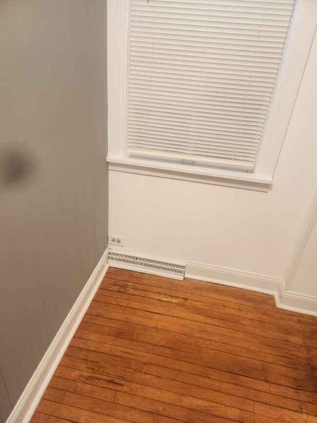 Segundo dormitorio con pintura nueva y pisos renovados. - 238 N Lockwood Ave