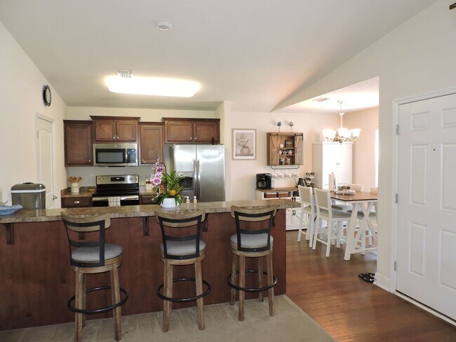 Foto del edificio - Easy access to Whiting Field & shopping!