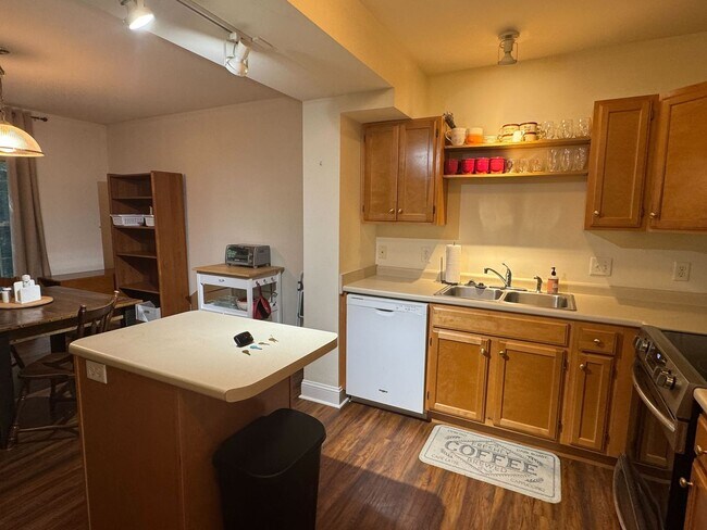Foto del edificio - Spacious Furnished 3-Bedroom Condo – All U...