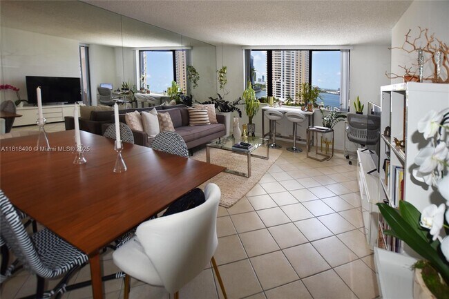 Foto del edificio - 540 Brickell Key Dr