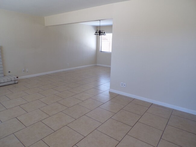 Foto del edificio - Nicely Upgraded Single Story Home in Vandenberg Village