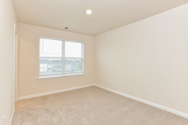 Foto del edificio - 8071 Logan Dr