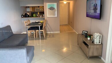 Building Photo - 102 SW 6th Ave