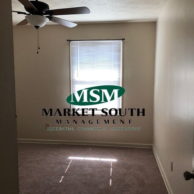 Building Photo - ~~Convenient location on Savannah's Souths...