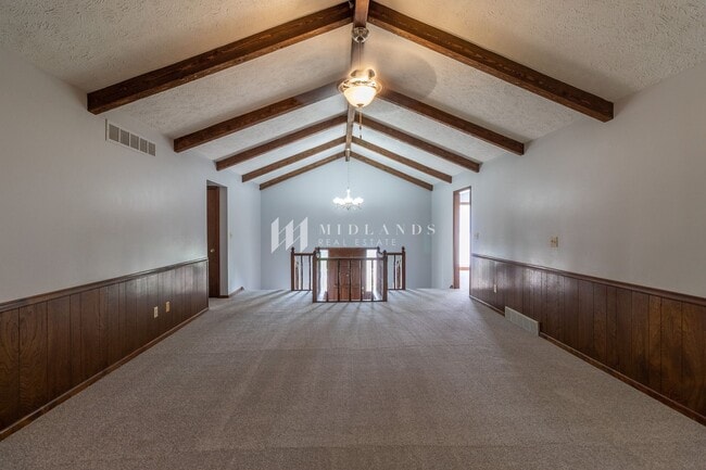 Building Photo - Updated Split Level