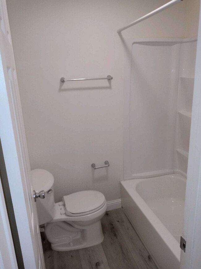 Large bath shower-tub combo - 3360 W Lincoln Ave