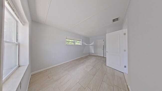 Building Photo - Cute Updated 2/1 with Bonus Room in Fort P...