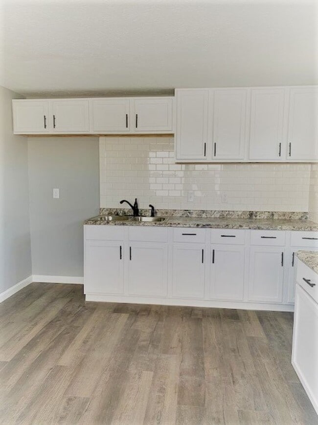 Building Photo - 5 Bedroom Large home in the Southern Pines...