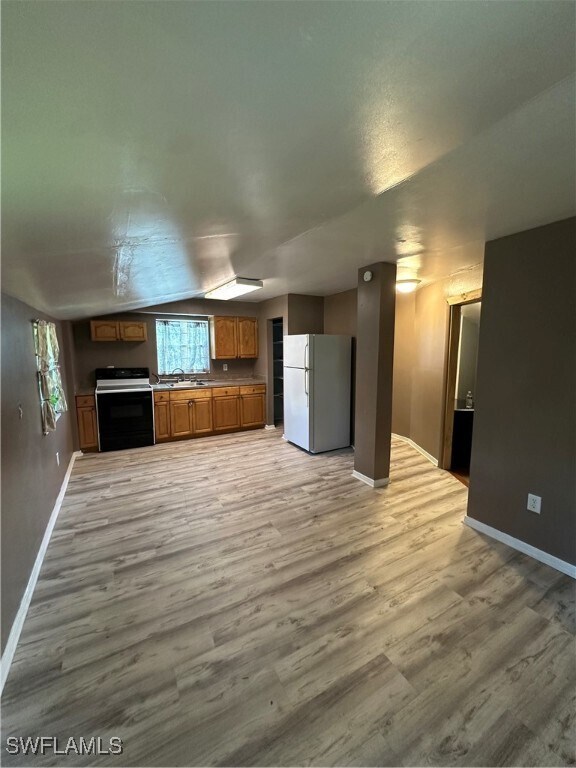 Foto principal - 18301 Slater Rd