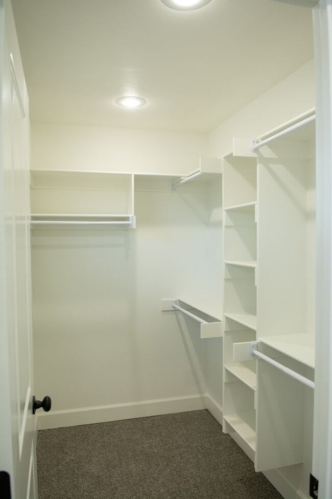 Building Photo - Newer Townhouse in the heart of West Fork !