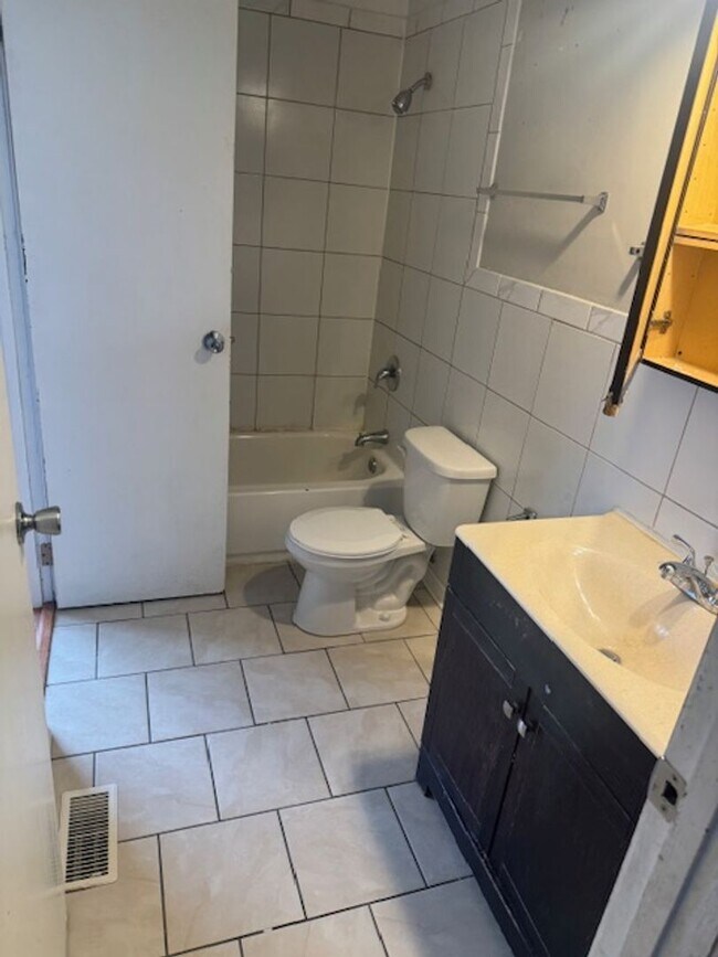 Foto del edificio - Available Now – 4 Bed, 2 Bath