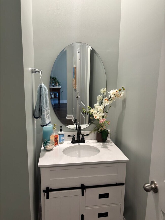 Foto del edificio - Spacious 4BR Townhome in Mount Pleasant | 2-Car Garage | Built 2020 | 2200 Sq Ft