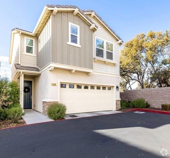 Building Photo - 319 Oak Hill Rd
