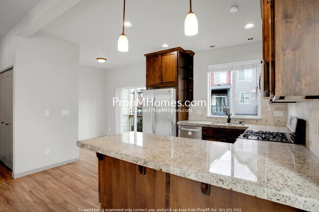 Building Photo - Gorgeous Four Bedroom Townhome in Orenco!