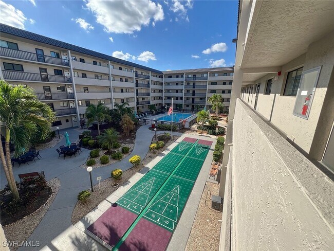 Foto del edificio - 2121 Collier Ave