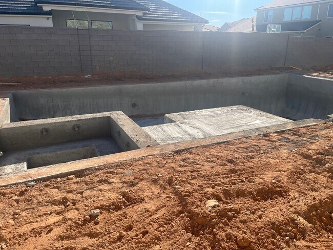 Building Photo - Gorgeous 6 bedroom with pool