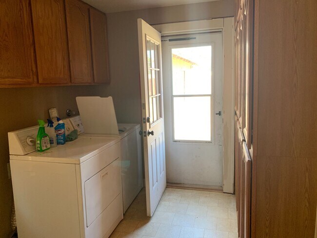 Building Photo - Pre-Leasing For Fall 2024 - Gorgeous 2 Bed...