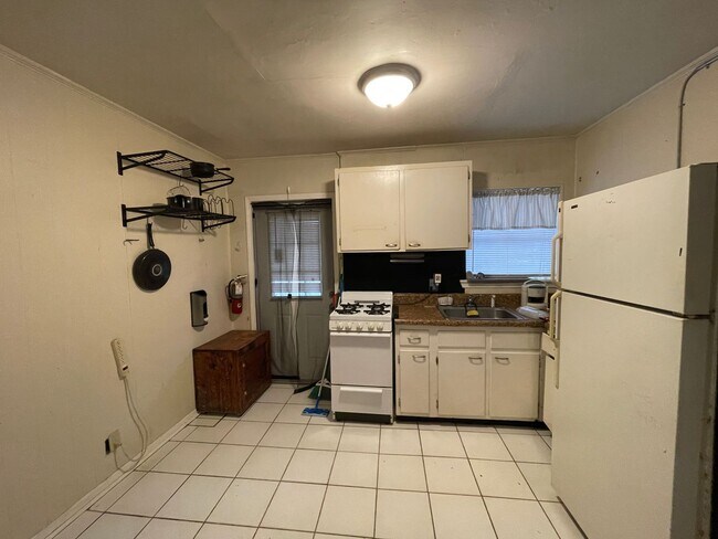 Building Photo - 2 Bedroom in West Pensacola