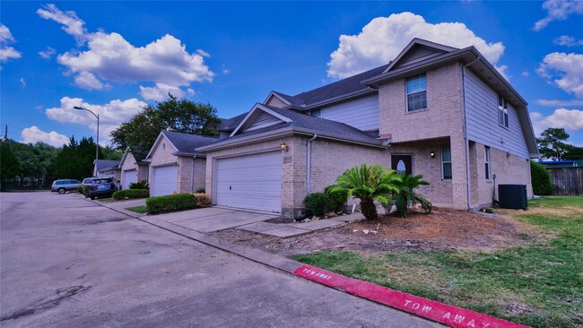 Building Photo - 2931 Meadowglen Cove