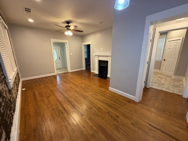 Building Photo - 3 Bedrooms, 1 Bathroom - Home in Celenease! *MOVE-IN SPECIAL!!*