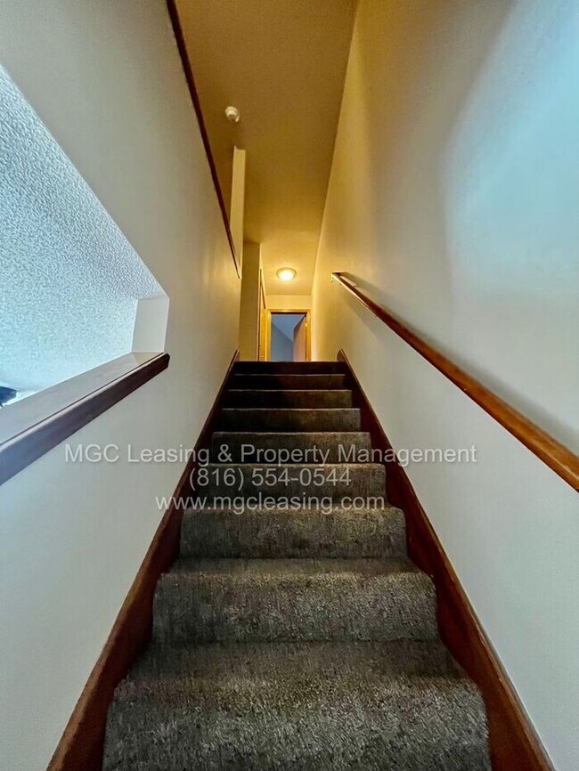 Building Photo - RAYMORE TOWNHOME WITH UNFIN BASEMENT READY...