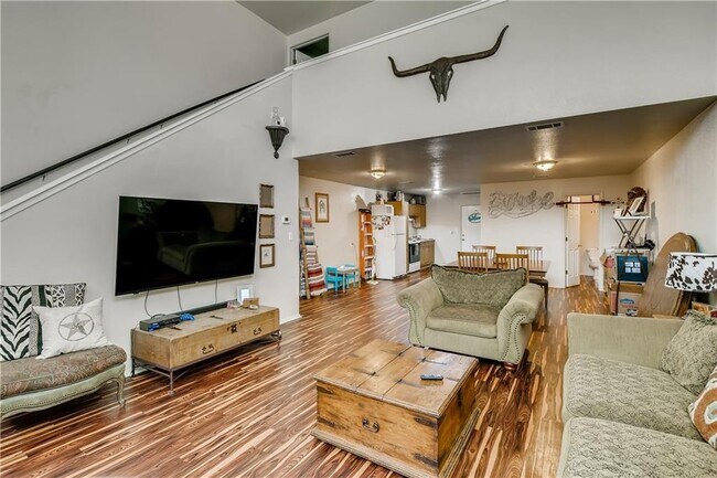 Interior Photo - 108 E Davilla St